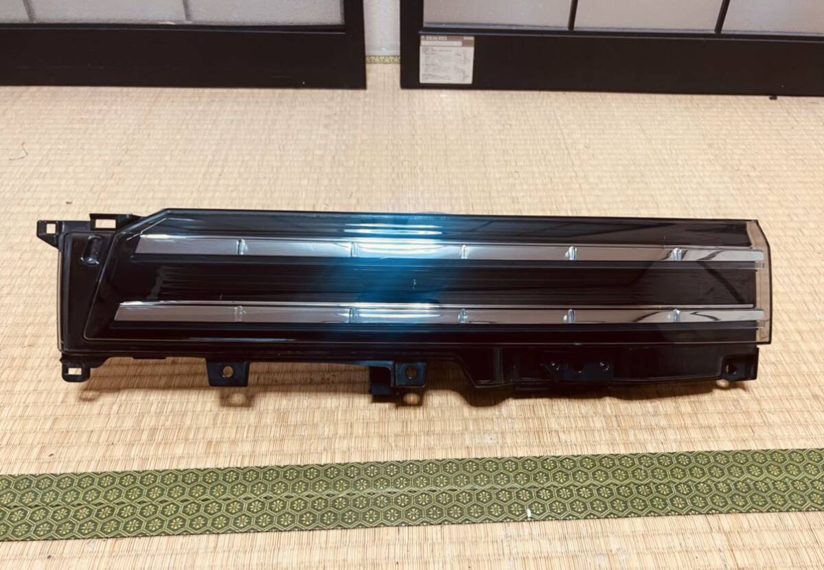 ヴォクシー 90 純正 テールランプ 右 ハーネス付運転席側 打刻:BR KOITO V1-9拍卖