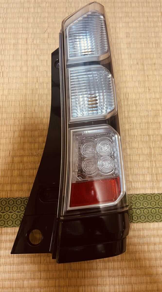 N BOX JF1/JF2 右テールライト 純正 ICHIKOH D105 33551-TY0-N01 ICHIKOH テールライト ホンダ 拍卖