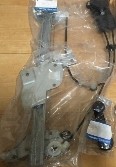 新品 純正品 MAZDA マツダ ウインドウレギュレター 手回し式 エスカッション ハンドル付き 助手席側 ロードスター NA6C NA8C拍卖