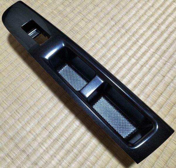 新品 純正品 TOYOTA トヨタ フロントアームレストベース パネル ブラックマイカ(211) 助手席側 ヴィッツ KSP130系 NSP130系 NCP130系拍卖