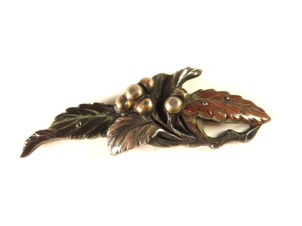 【8566】明治期 堤物 タバコ道具 赤銅地 南天 彫金 金具 重量3g(初品・買取品)拍卖