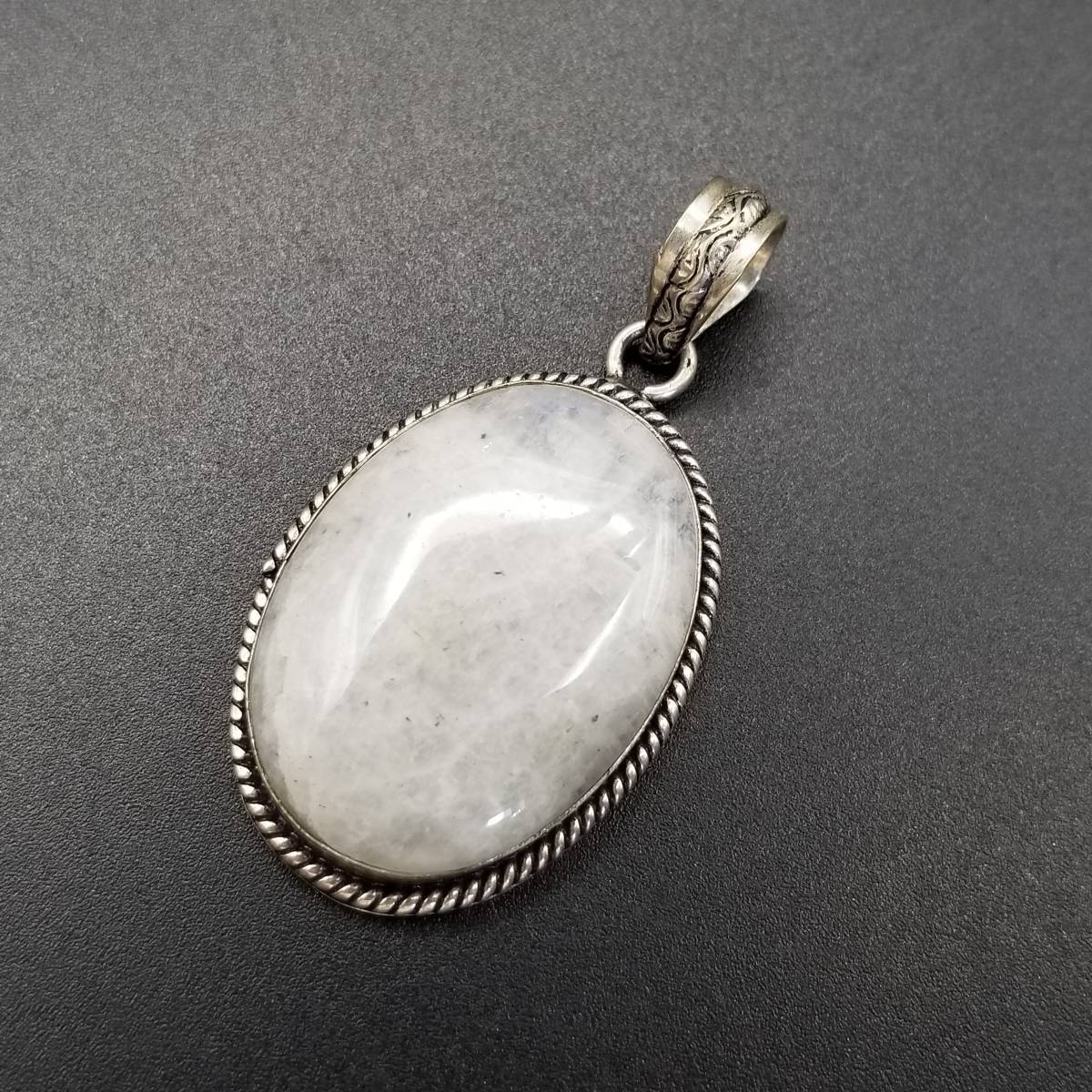 ムーンストーン 大粒 カボション 925 シルバー ヴィンテージ チャーム ロープリム 銀細工 16g 楕円 ボリューミー ペンダント R8-C拍卖