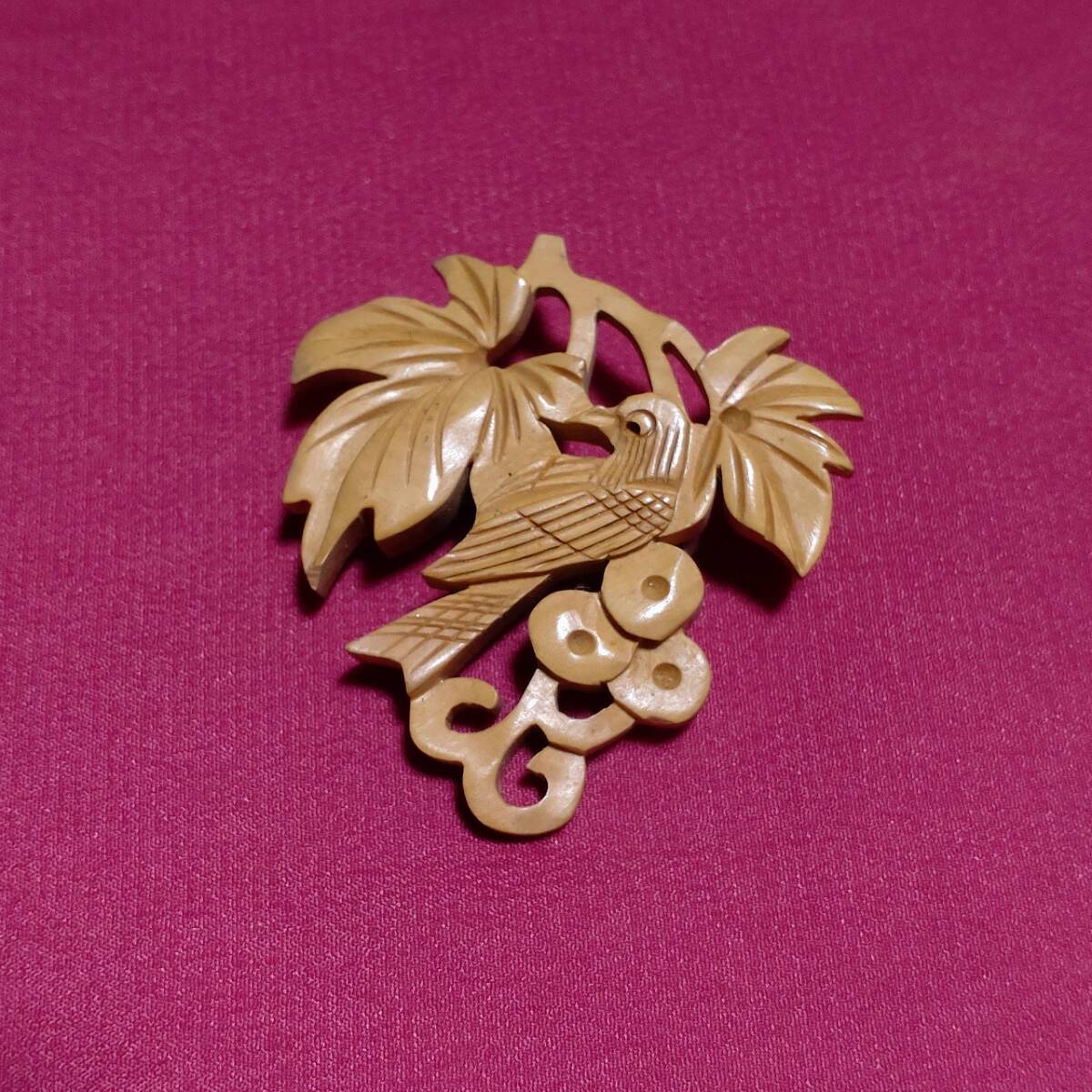 ブローチ 柘植 鳥 木の葉 つげ ツゲ 和風 小物 アクセサリー 木製 横幅約4.8cm 縦幅約5cm 【s4601】【r】拍卖
