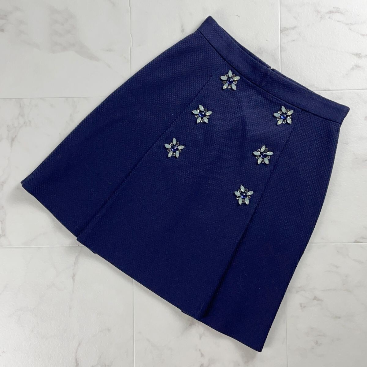 美品 JILL STUART ジル スチュアート ビジューデザイン タックフレアスカート 膝丈 裏地あり 紺 サイズ2*SC1209拍卖