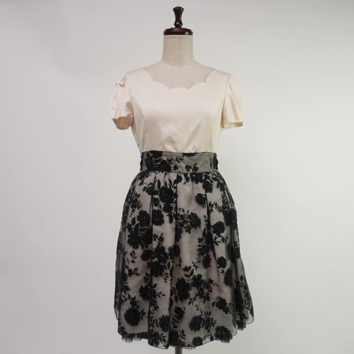 L'EST ROSE レストローズ 花柄チュール スカラップデザイン ドッキングフレアワンピース 膝丈 裏地あり レディース 白 黒 サイズ2*TC803拍卖