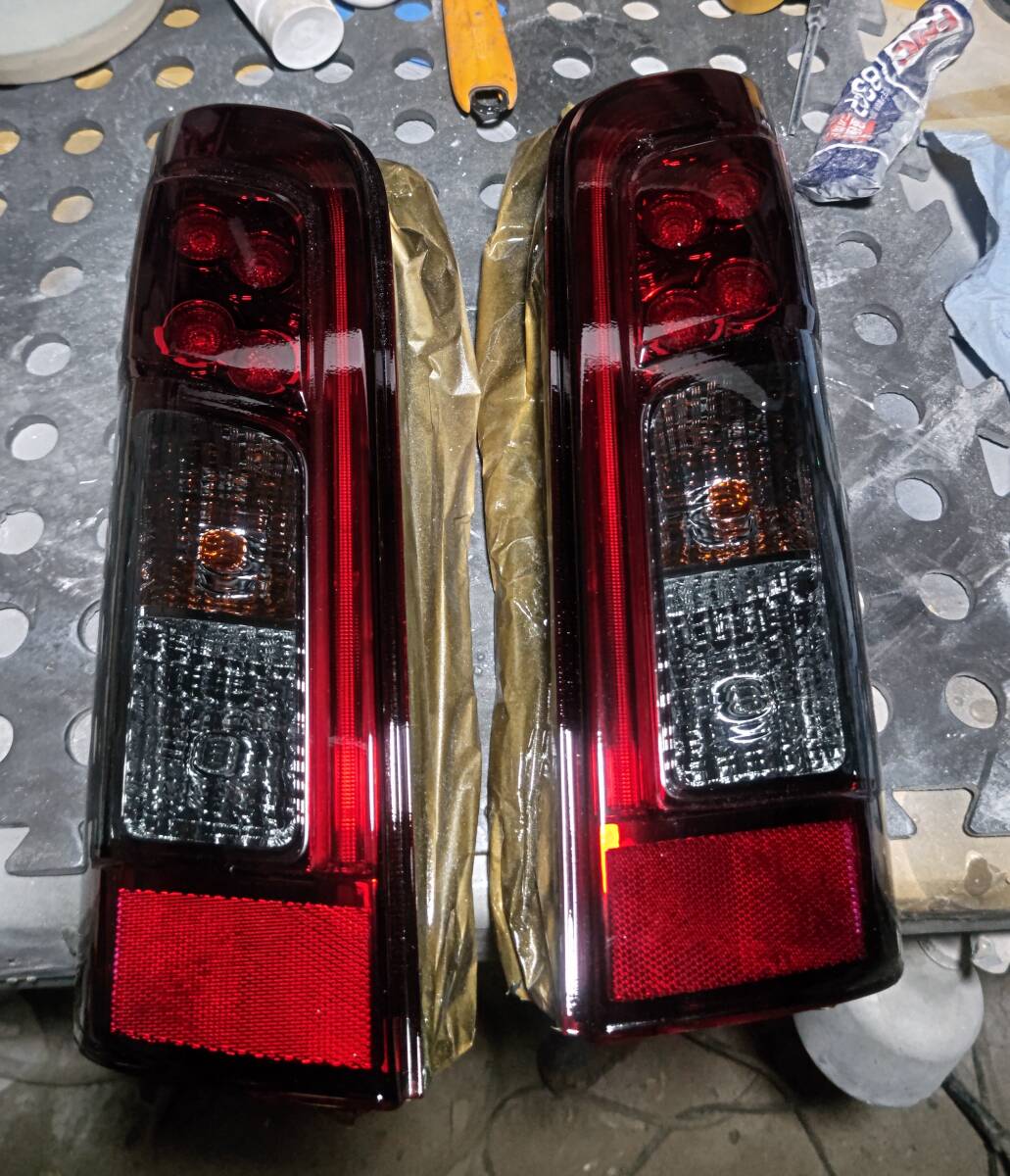 NV350 純正テールランプを2キャンディブラックにてスモーク塗装します。作業出品。本体出品ではない。拍卖