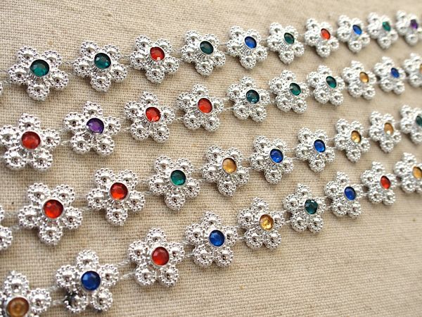 即決 0.5mより★チェーン トリム 花 シルバー ★アクリル ラインストーン フラワー チェーン装飾拍卖