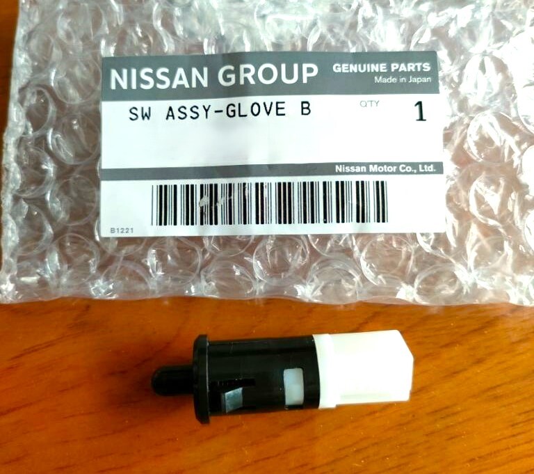 ★新品 日産 A31 A32 セフィーロ 純正 グローブボックスランプスイッチASSY NISSAN Glove box lamp switch ASSY拍卖