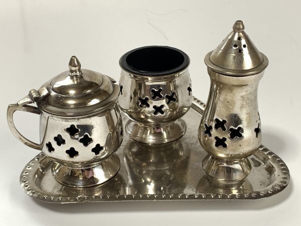 【アンティーク】透かし ソルトボトル シュガーポット 『シルバー調味料入れ&トレイセット』 J0415B拍卖