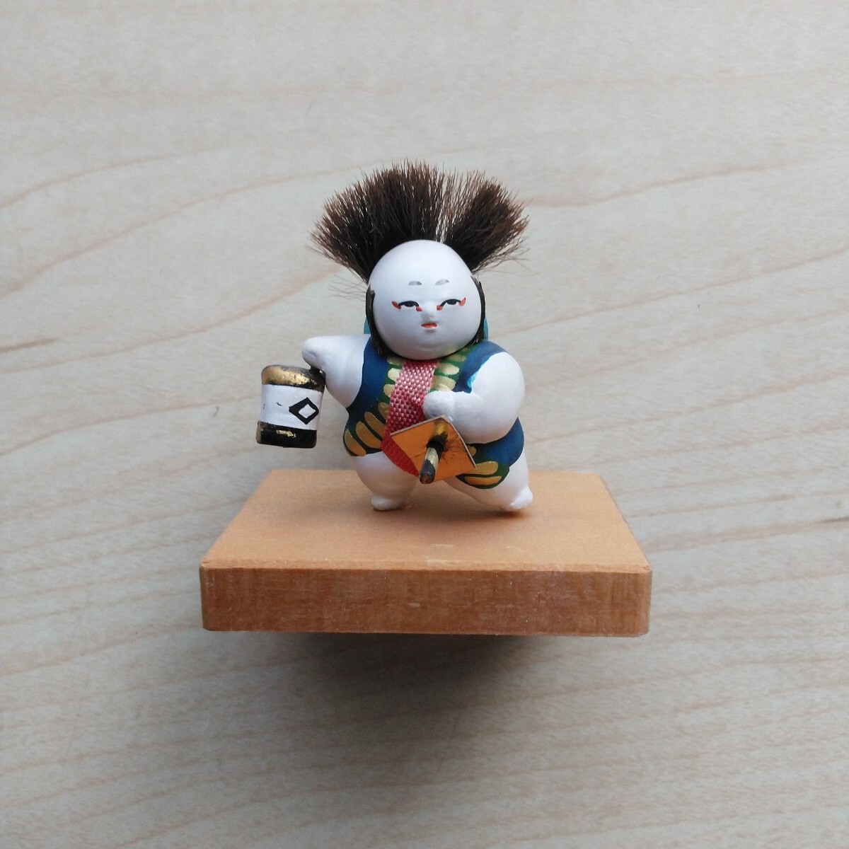 ■Miniature民芸品『奴』1體。嵩4㎝。幅3㎝。台座付置物。所謂る武家奉公人の中間折助。撥髪・鎌髭・提燈等が可愛らしい。拍卖