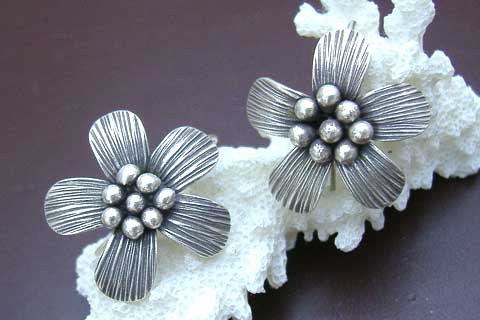 ◆カレン族 シルバーピアス◆花9◆フラワー・山岳少数民族拍卖