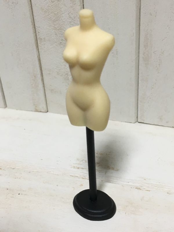 y687◆お洋服の台ですよ♪◆ ドールハウス 用 ミニチュア トルソー ホワイト ボディー マネキン 白 Doll House Blythe ブライス シルバニア拍卖