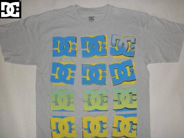 USA購入 人気スケボー系アメカジブランド【DC SHOES】LOGOいっぱいプリントTシャツ US Mサイズ 灰拍卖