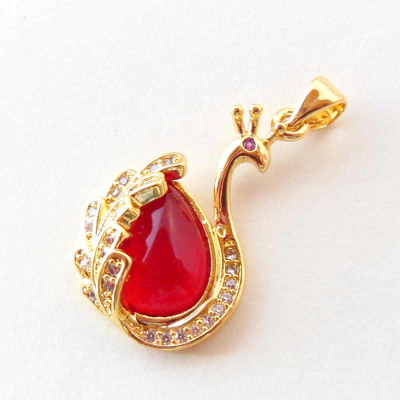 14金イエローゴールドフィルド レッドガラス&ピンクロードライトガーネット 孔雀 ペンダントトップ TD拍卖