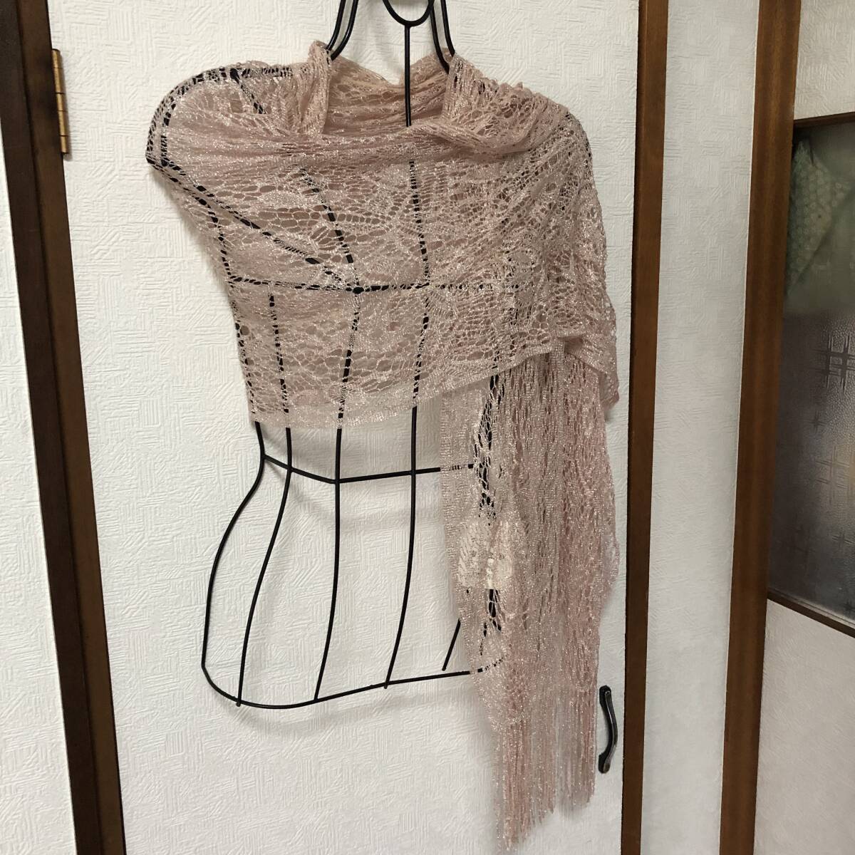 新品●送料無料●大判ラメストール ●透かし編み あわピンク はやりすたりなし プレゼント 上品豪華拍卖