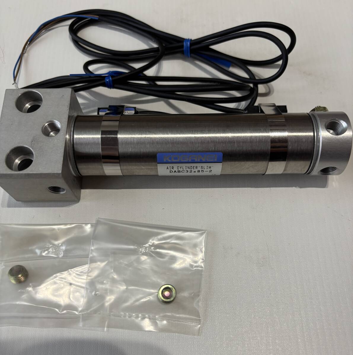 ●● 未使用品 KOGANEI コガネイ DABC32x85-2 一般型スリムシリンダ 箱に傷や汚れあり拍卖