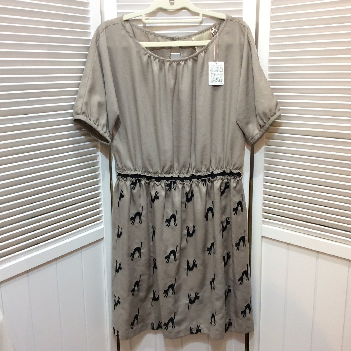 【値下げ】未使用☆Yangany ヤンガニー 半袖ワンピース 38 グレー×ネコ刺しゅう柄拍卖