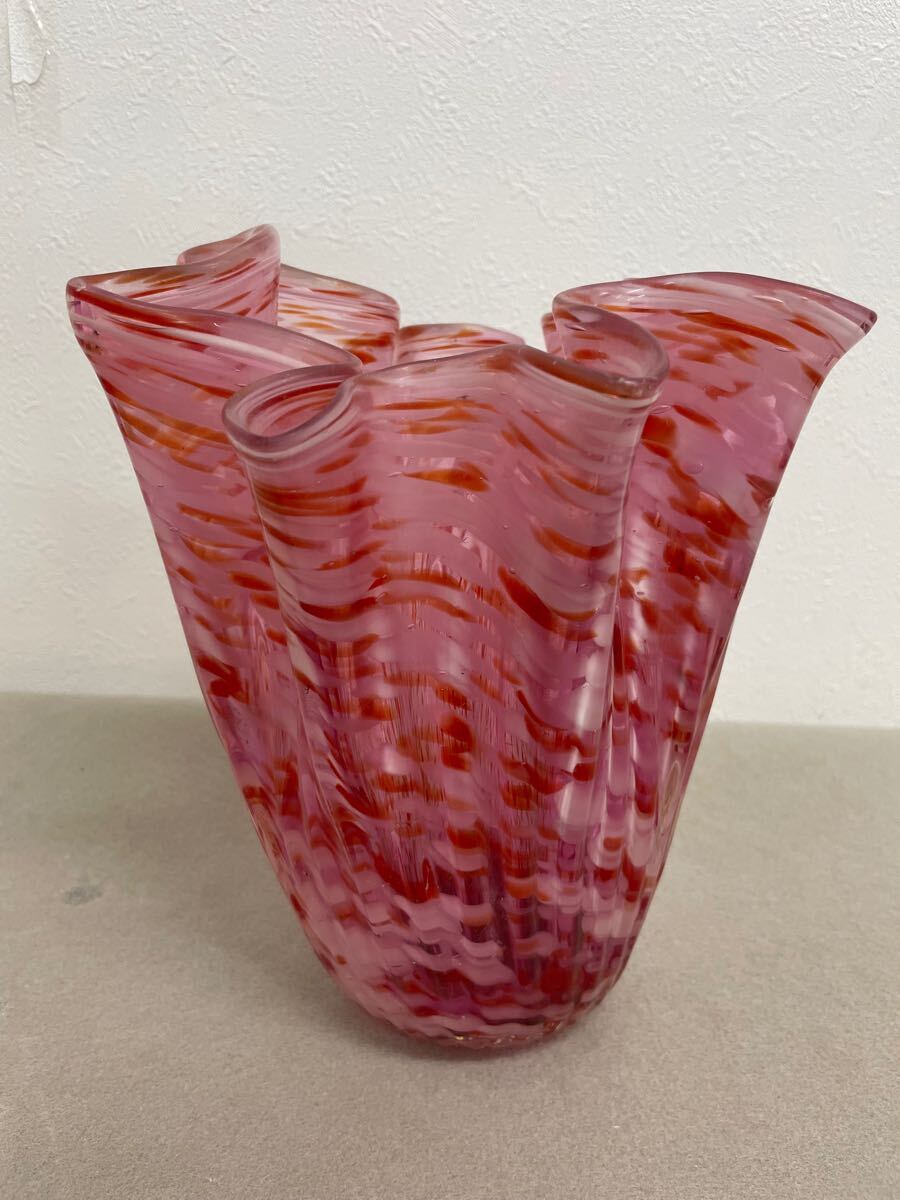 Y-1496【検索: 陶器 ガラス 花瓶 中古品 カラーガラス 変形ガラス ピンクガラス花瓶 横幅19cm高さ21cm】 拍卖