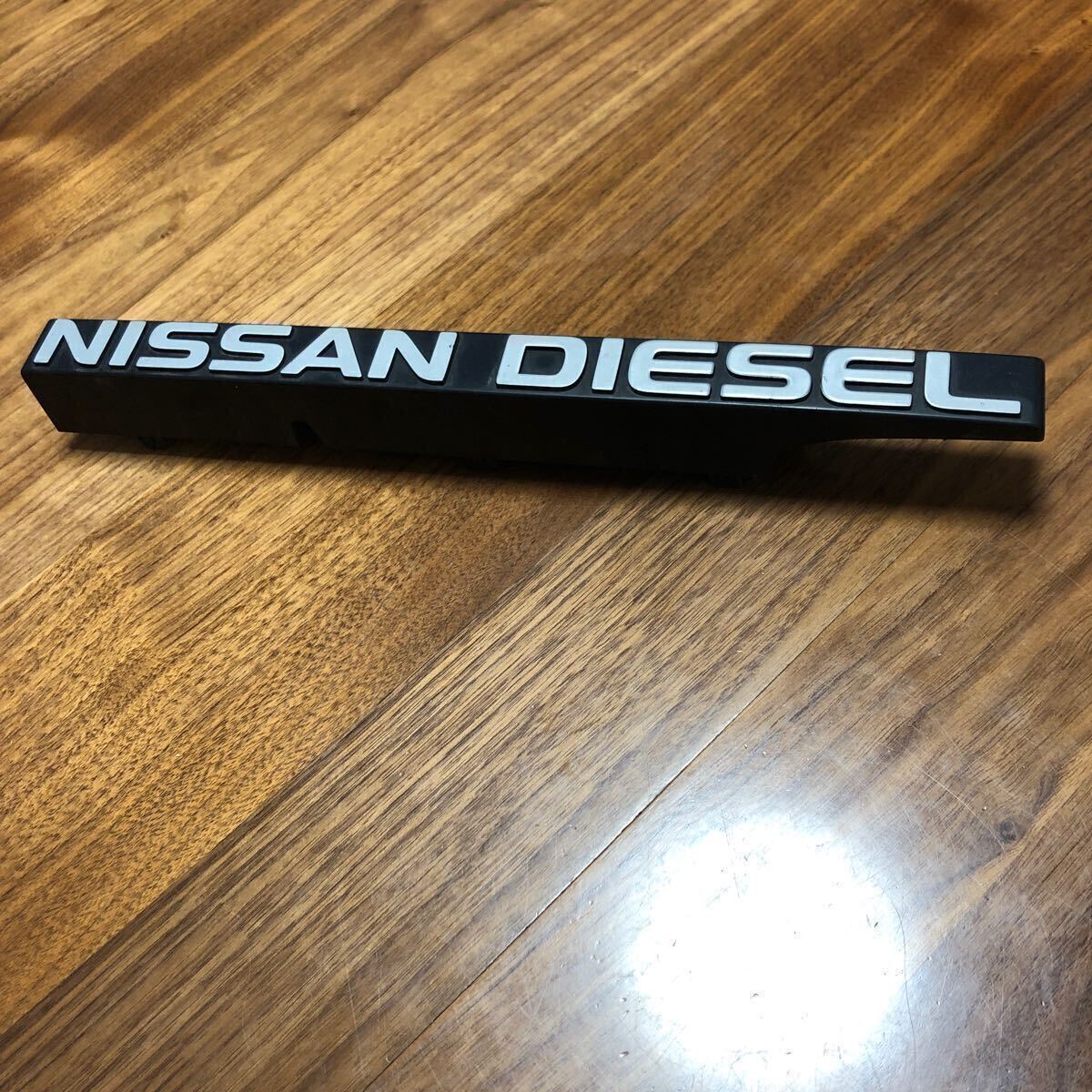 NISSAN DIESEL QUON グリル エンブレム ニッサン ディーゼル ロゴ UD TRUCKS ② トラック 大型 クオン拍卖