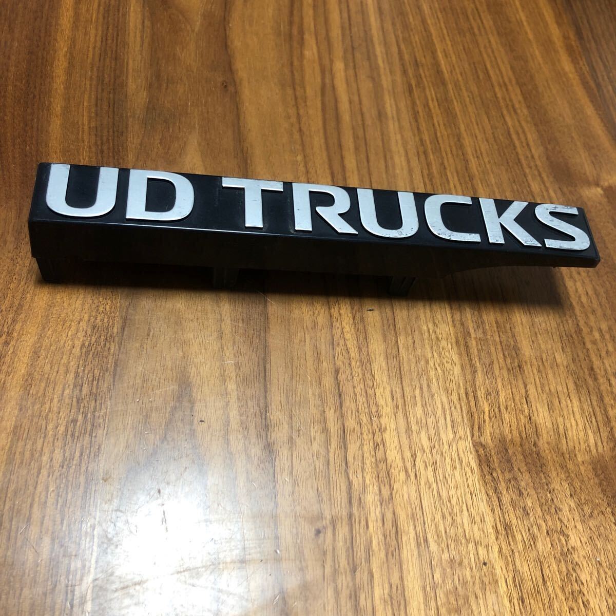 ニッサン ディーゼル クオン グリル エンプレム ロゴ UD TRUCKS ① NISSAN DIESEL QUON 久遠拍卖