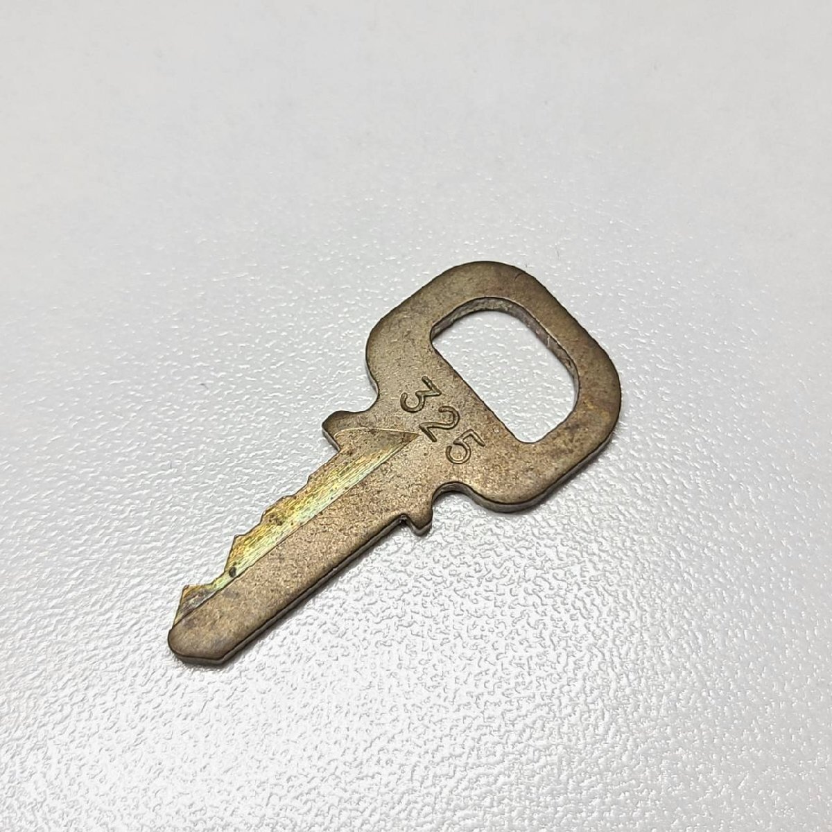 ルイヴィトン LOUIS VUITTON パドロック 南京錠 325 鍵 キー 鍵のみ ゴールド/LT325140拍卖