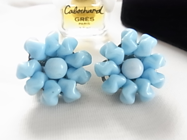 ビンテージ/ヴィンテージ 水色トーン 空色 お花のデザイン フラワーモチーフ 素材不明 個性的な印象感もあるレトロのイヤリング▲拍卖