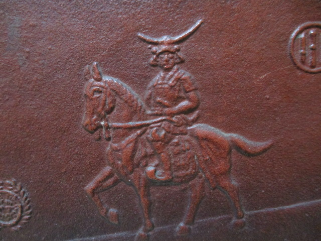 A204-65ふ 置物 伊達政宗柄 ミニ衝立 鉄製 中古 高さ約13.4cm (A5)拍卖