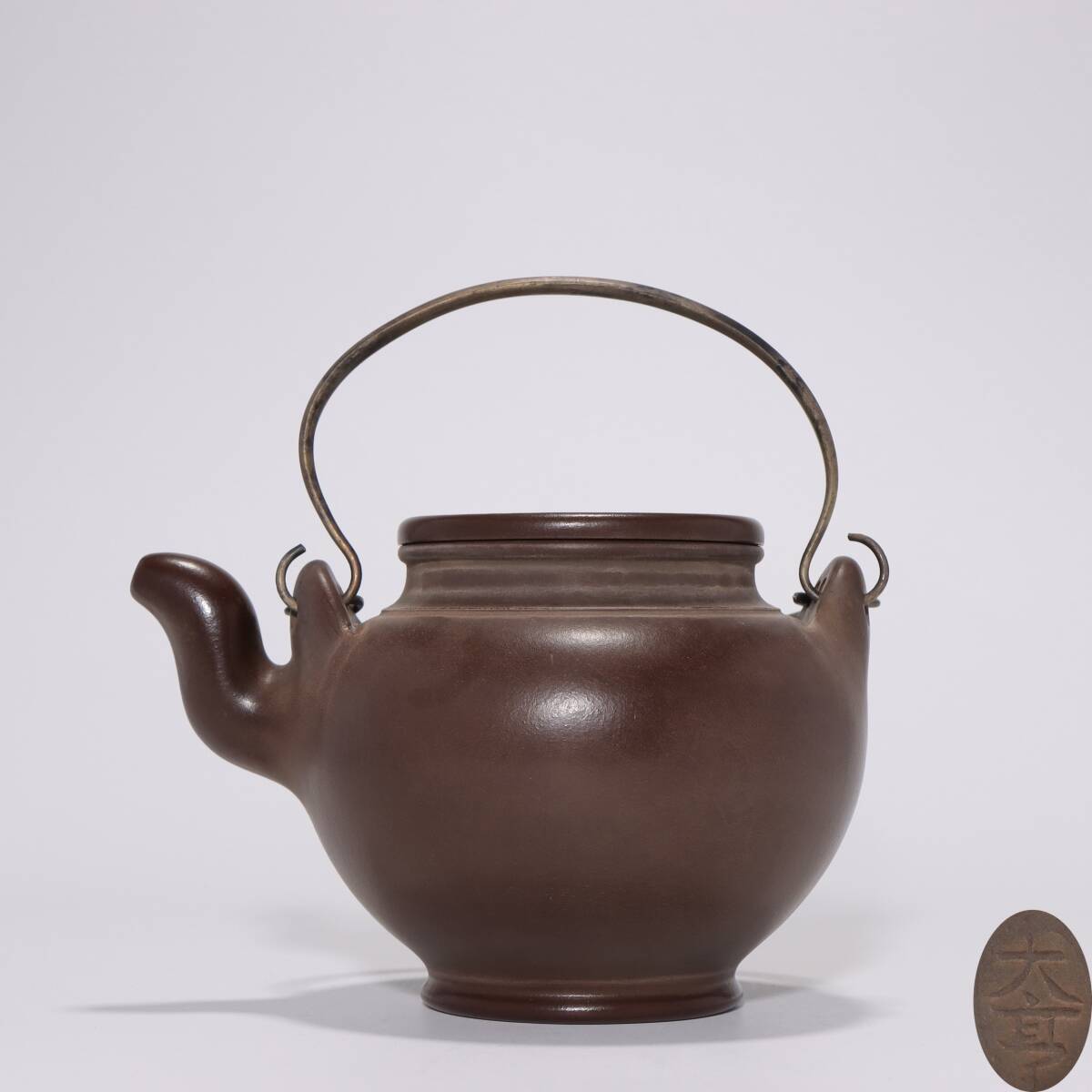 古陶芸 紫砂壷 清時代 【大亨】 製 「銅提梁卵包壺」 紫泥 煎茶 急須 茶道具 唐物 時代物 茶器 LT-241034拍卖