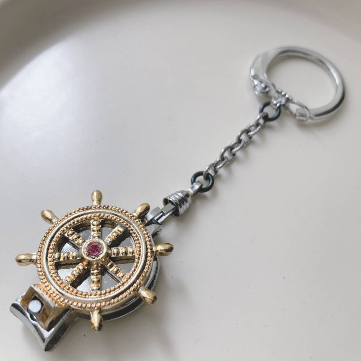 キーホルダー 舵輪 Fortune(運勢、財産)を象徴するラッキーチャーム 爪切り ゴールド ピンクストーン PAT NO.730 k0927拍卖