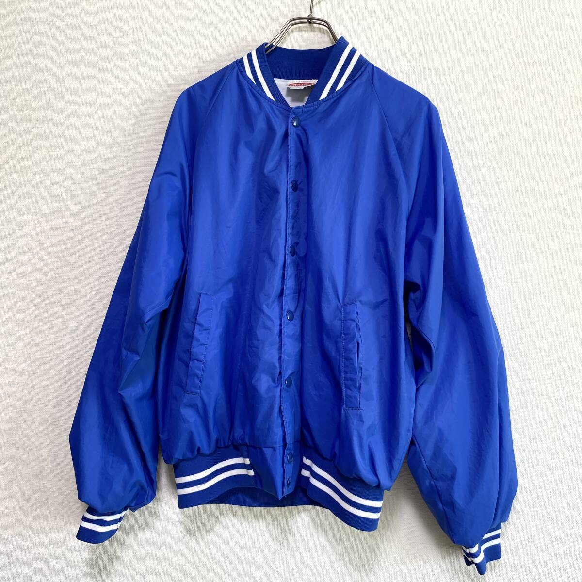 アメリカ古着 90s スタジャン ナイロンジャケット 企業物 USA製 Lサイズ 不動産会社 【Q336】拍卖