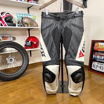 ☆DAINESE ダイネーゼ レディース レザーパンツ DELTA PRO C2 PELLE ブラック ホワイト/50(ウエスト74〜80)ブーツイン拍卖