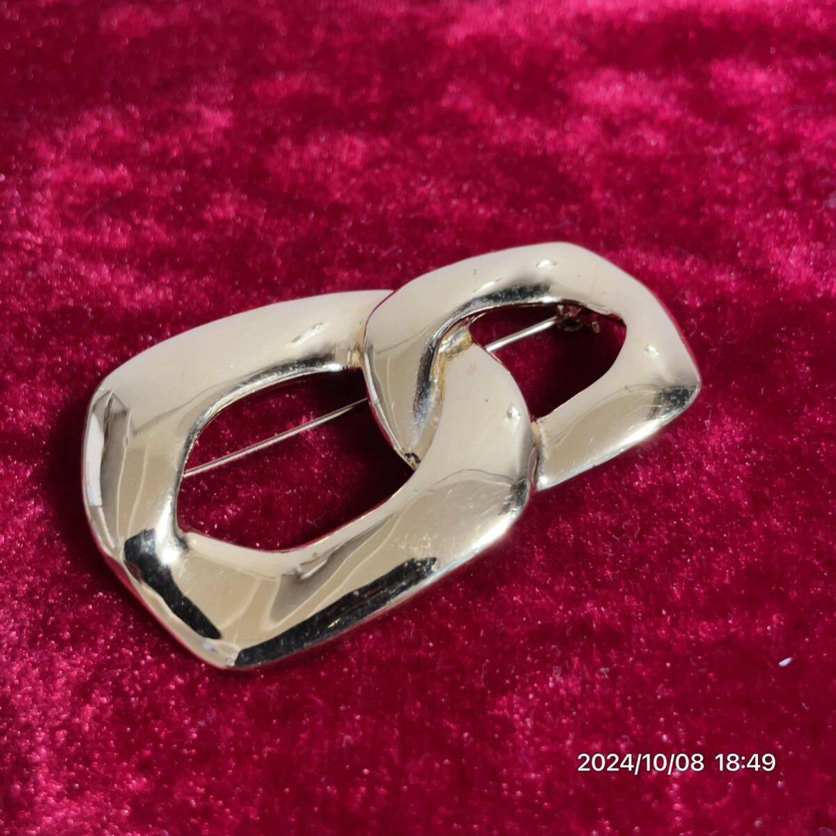 YSL イヴサンローラン チェーンモチーフ スクエア ゴールドボディ ブローチ アクセサリー 装飾品拍卖