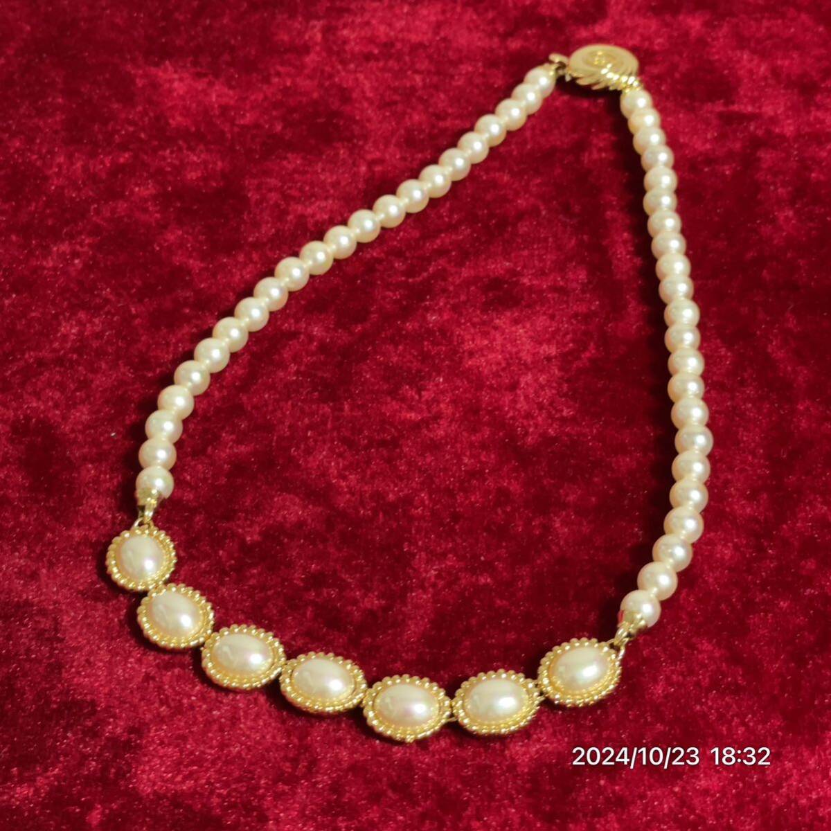 美品 HANAE MORI ハナエモリ HMロゴ パール風 ゴールドカラー ネックレス アクセサリー 拍卖