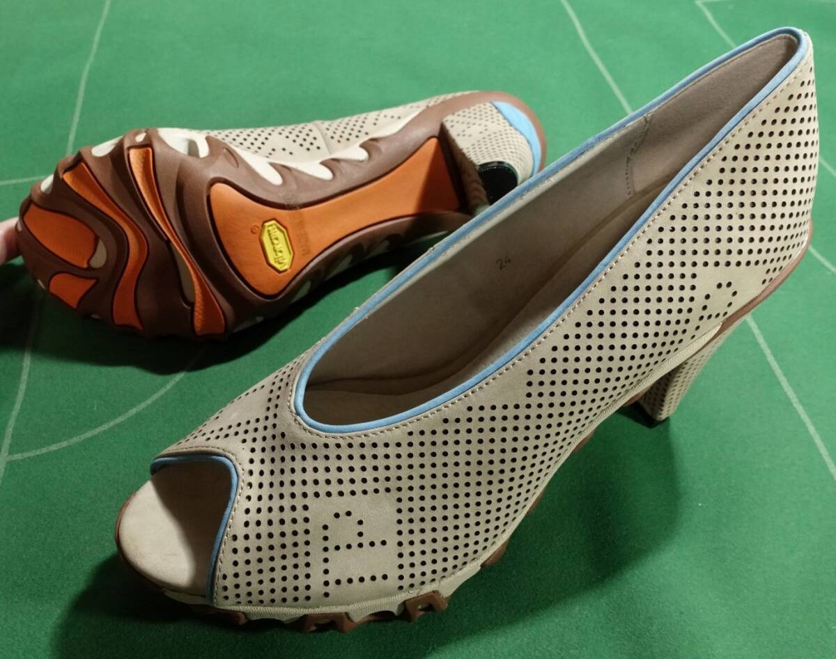 □THEATRE PRODUCTSシアタープロダクツ ヌバックレザー ビブラムソール 9.5cmヒール パンプス ベージュ 24.0cm 未使用!!!□拍卖