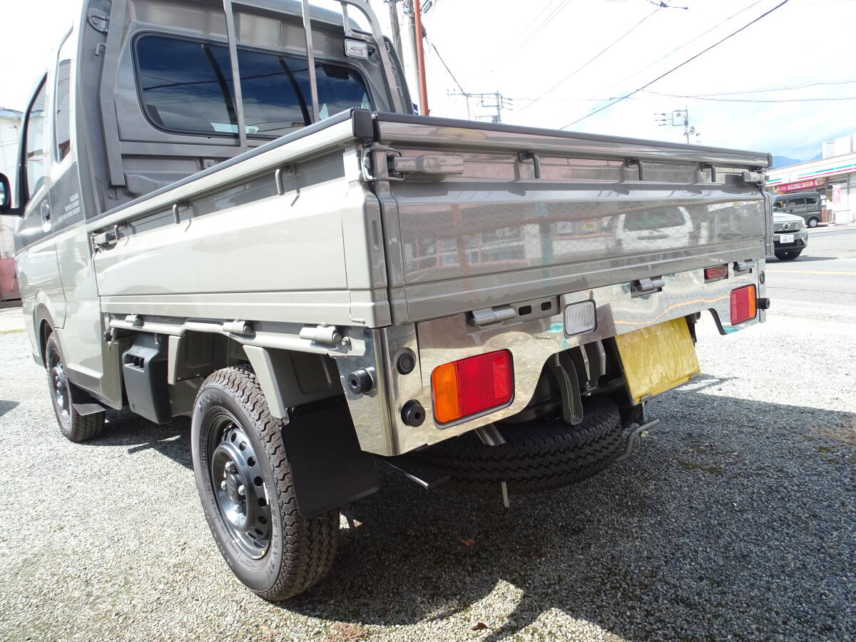 送料無料!スーパーキャリィ キャリィトラック DA16T 共通 専用 リアテール ガーニッシュ ステンレス テールカバー フラット 貼り付け装着拍卖