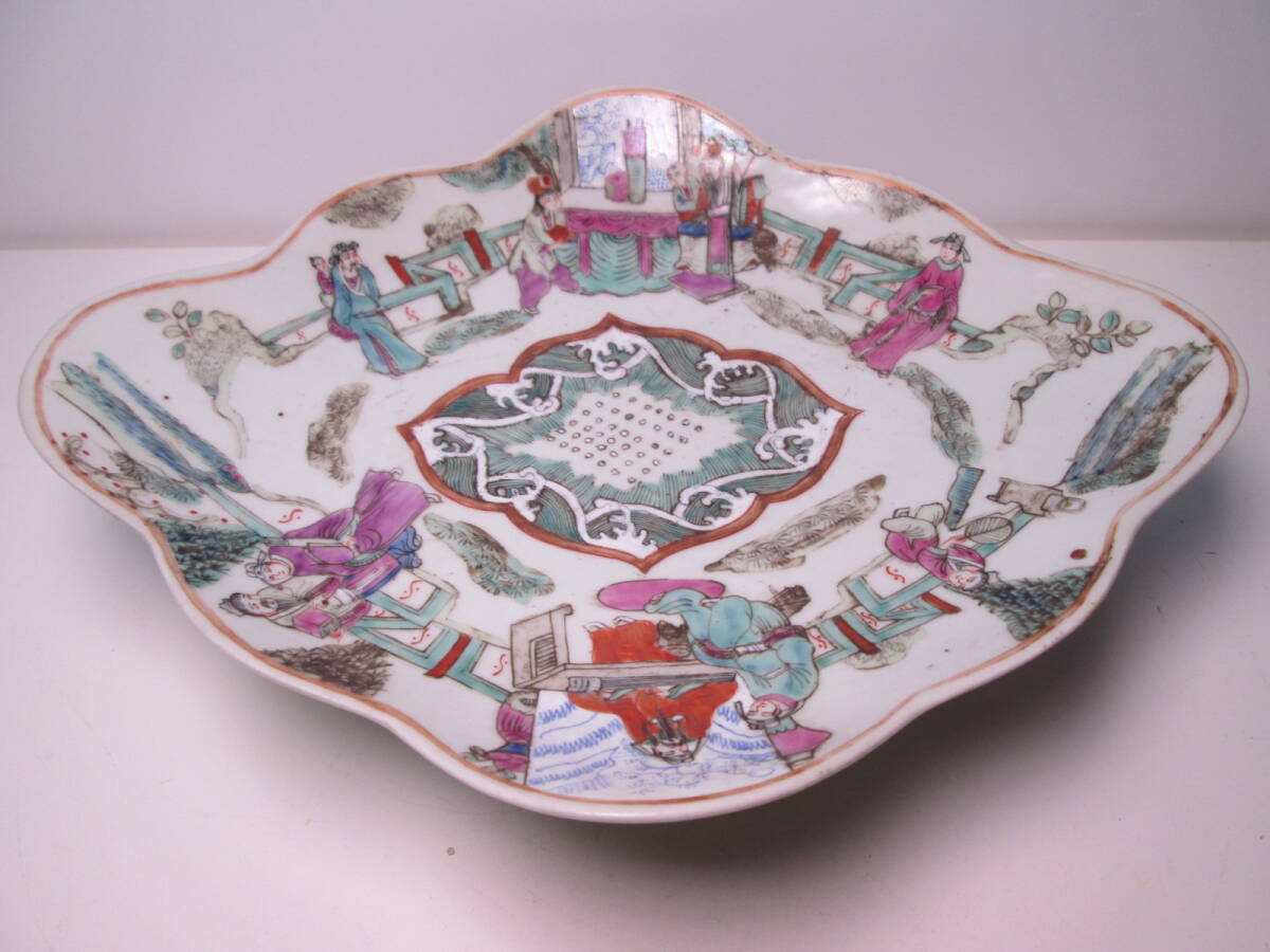 ☆中国古陶磁 大清同治年製 色絵 宮廷図に花文の台皿 木箱付 中国古玩拍卖