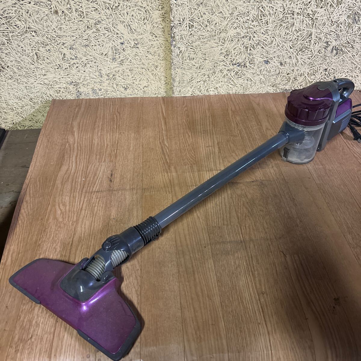 リアルシステム EQ606 サイクロンスティッククリーナー 掃除機 サイクロン式 家庭用 【動作確認済】 B1018A033拍卖