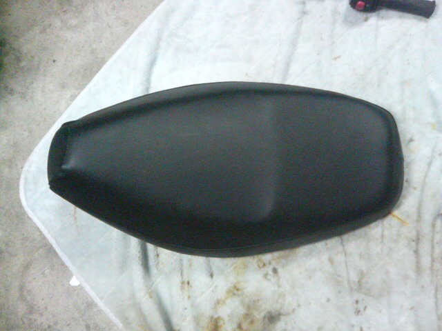 ホンダ純正 リード100 シート 中古破れありです。被せるタイプが付いております。張替ベースとしても!!拍卖