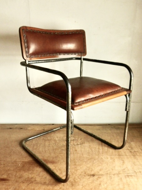 独特の鉄パイプの形状からゆらゆらと揺れるユニークなチェア 革張り アンティークチェア 1011拍卖