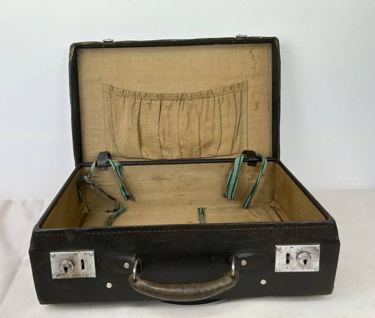 ☆古い革トランク 鍵付き 昭和レトロ 大正ロマン 書生カバン ヴィンテージ 旅行バッグ 本革トランクケース 革バッグ 収納ディスプレイ☆拍卖