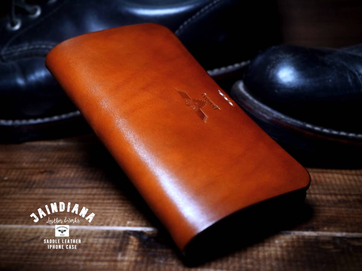 iPhone15ケース 手縫い サドルレザー 横開きシンプルビンテージ染めキャメル (iPhone15pro,15proMax,15Plus仕様での製作も可)拍卖
