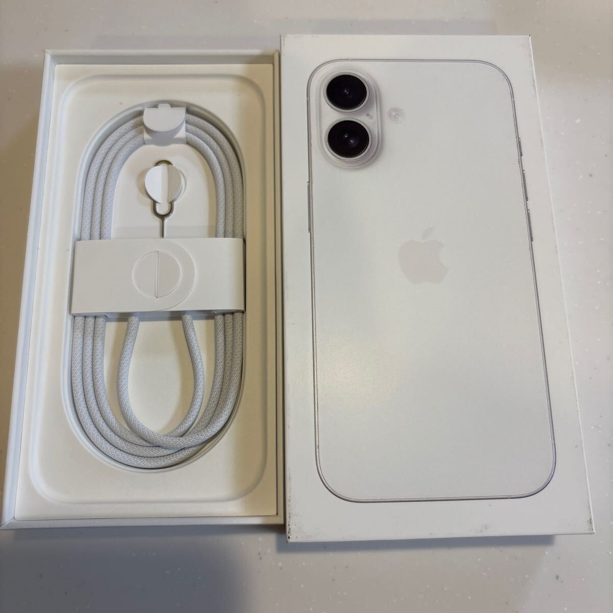 Apple iPhone 16 ホワイト256GB 【空き箱+純正ケーブル+ピン】拍卖