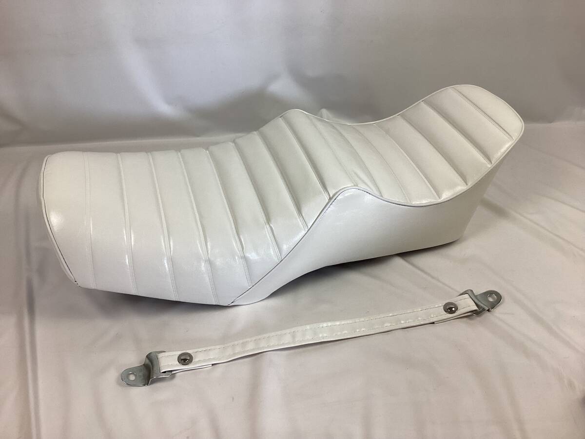 送料無料 即決得 GN125 シート 白 チョビ三段 防水タックロール 検 GN125H GN125-2F タックロール チョビ3 旧車 三段シート 3段シート拍卖