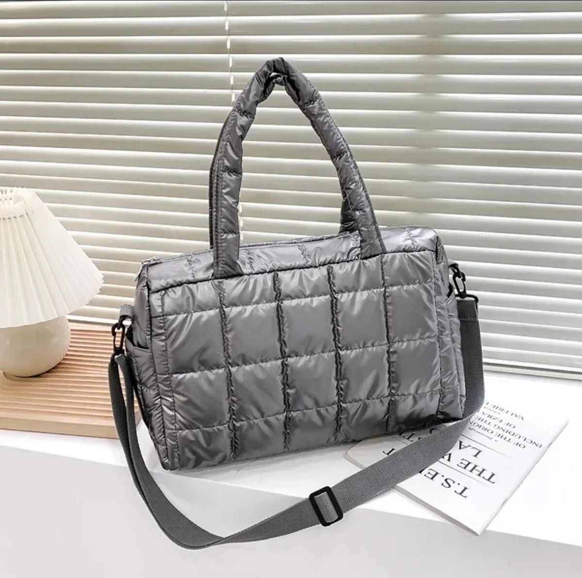 ショルダーバッグ 2way ハンドバッグ レディース 肩掛け 斜めかけ 軽量 キルティング ダウン風 ナイロン 旅行 大容量 シルバー拍卖