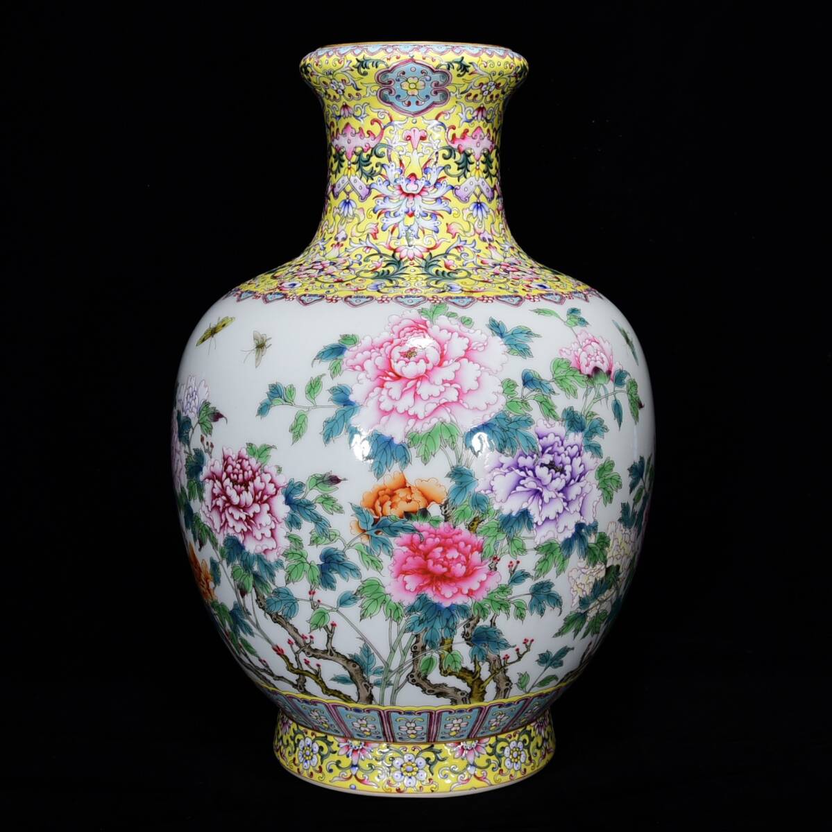 ◆蔵出◆古美術 中国古玩 大清乾隆年製款 粉彩 牡丹花卉紋賞瓶 時代物 A06拍卖