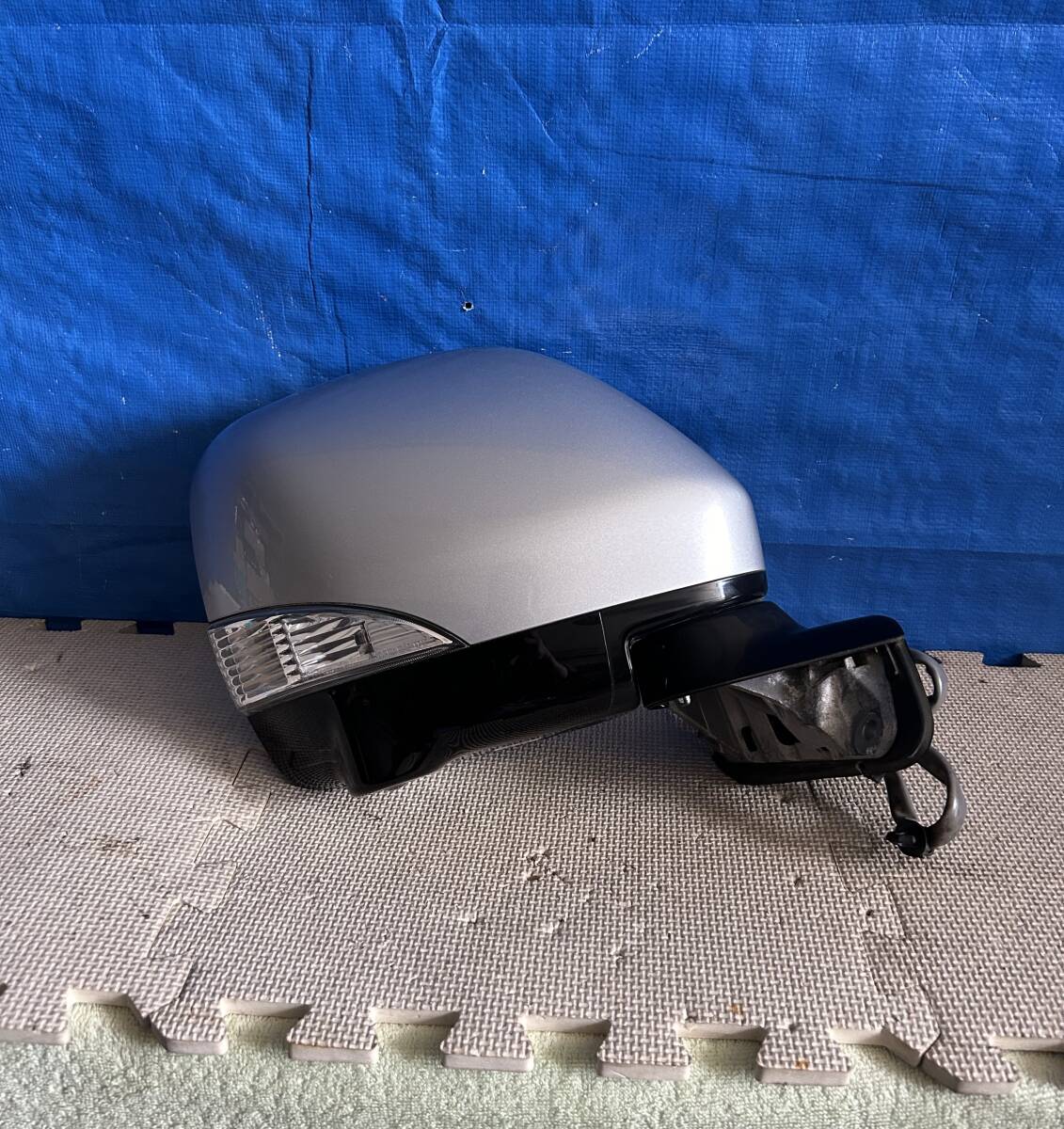 エルグランド TNE52 E52 H23年 右ドアミラー カラーナンバーK23 カプラー1個13ピン 刻印 J5 カメラ付き拍卖