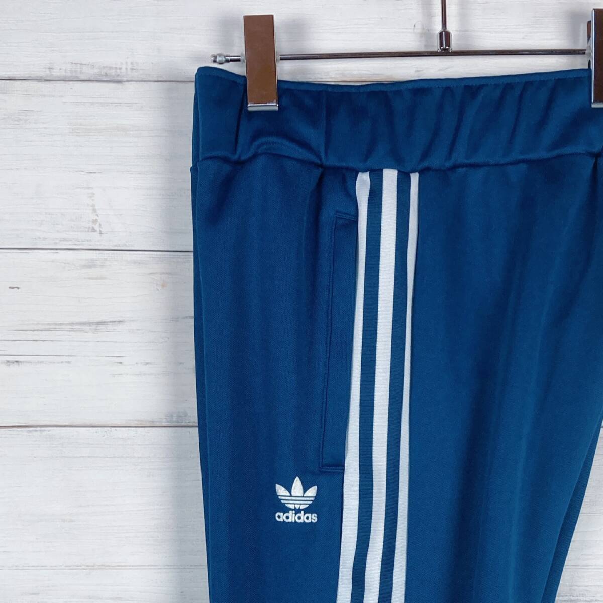 adidas アディダス ジャージ パンツ 両サイド裾ファスナーポケット スリーストライプ トレフォイルワッペンロゴ くすみ青 090 S A-164 拍卖