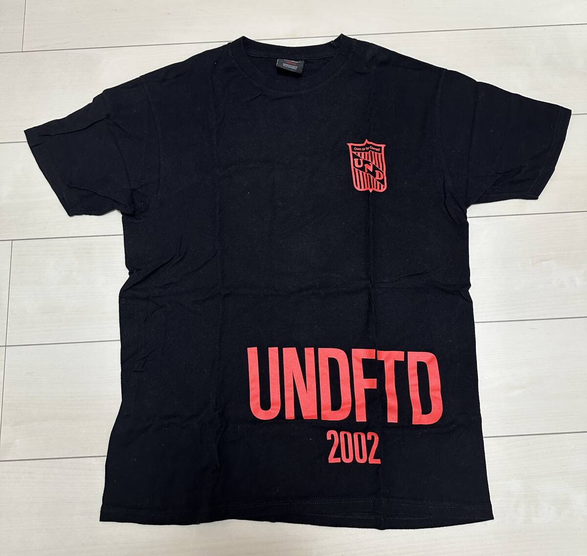 送料無料 UNDEFEATED アンディフィーテッド Tシャツ Black Mサイズ 黒 古着 ボロ エンブレム 2002拍卖