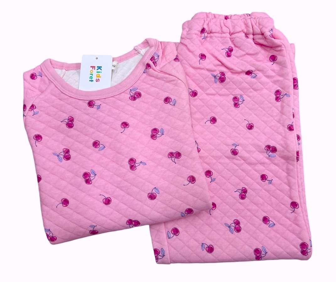即決 新品タグ付キッズフォーレ Kids Foret ★さくらんぼ総柄 あったかキルト生地★長袖パジャマ 長パンツ★120cm 7-8才目安 ¥1650拍卖