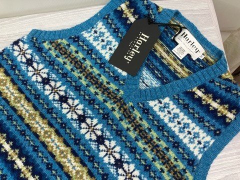 ★送料割引!レディース Vネックベスト フェアアイルニット 英国羊毛 34表示 M相当 紺青系 Harley of Scotland 英国製★未使用格安 拍卖